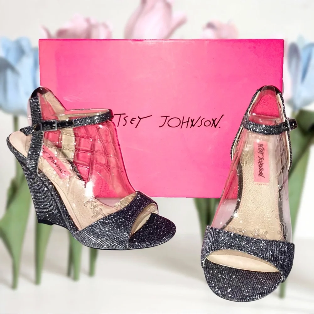 NIB Betsey Johnson Duane Wedge Sandals Black Silver Glitter Sparkle Size US 5.5